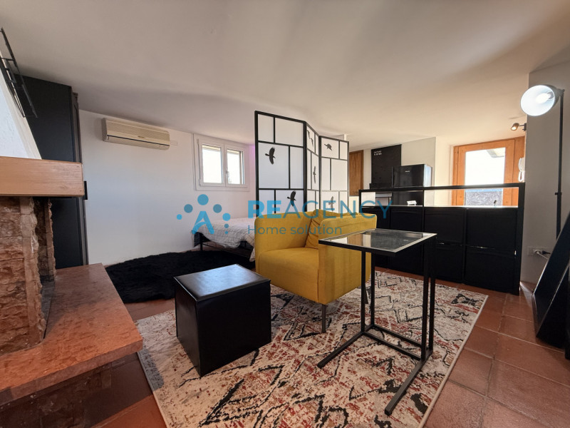 Proponiamo in vendita introvabile monolocale attico, caratterizzato da molta luminosità ed una gr...