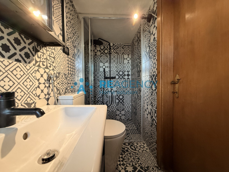 Proponiamo in vendita introvabile monolocale attico, caratterizzato da molta luminosità ed una gr...