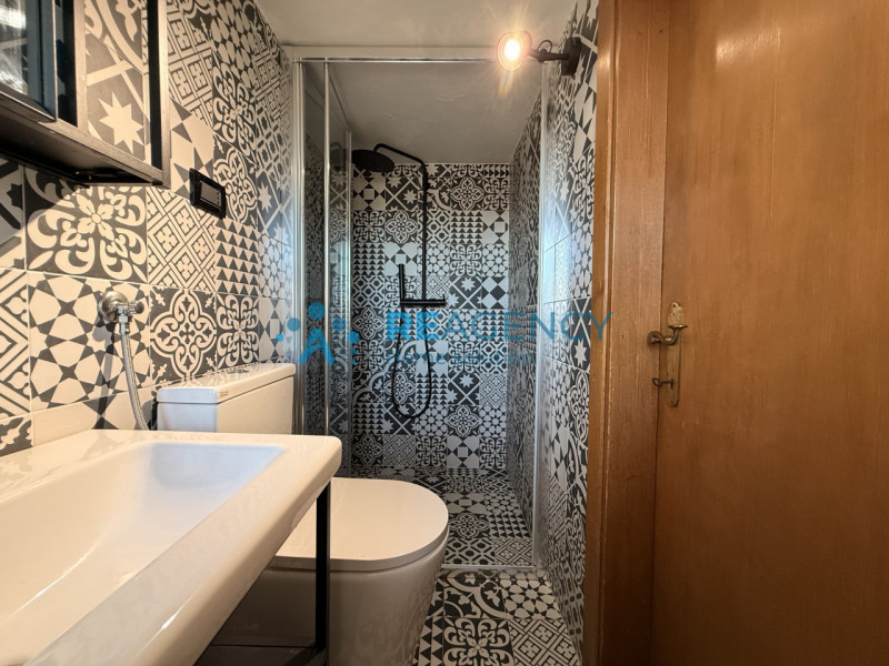 Proponiamo in vendita introvabile monolocale attico, caratterizzato da molta luminosità ed una gr...