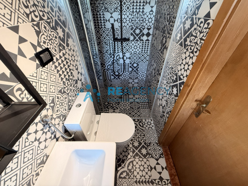 Proponiamo in vendita introvabile monolocale attico, caratterizzato da molta luminosità ed una gr...