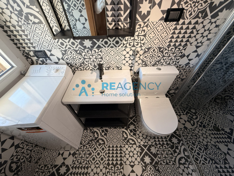 Proponiamo in vendita introvabile monolocale attico, caratterizzato da molta luminosità ed una gr...