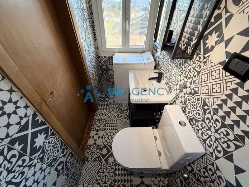 Proponiamo in vendita introvabile monolocale attico, caratterizzato da molta luminosità ed una gr...