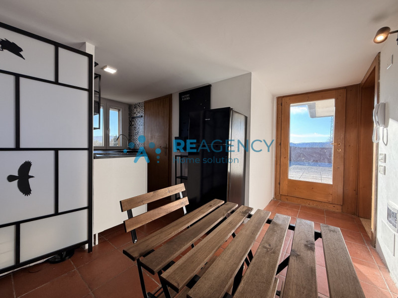 Proponiamo in vendita introvabile monolocale attico, caratterizzato da molta luminosità ed una gr...