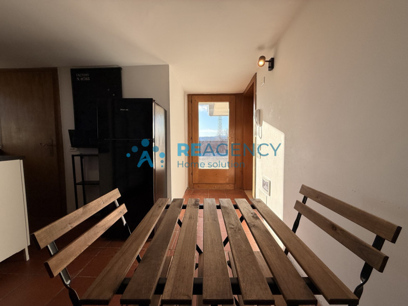 Proponiamo in vendita introvabile monolocale attico, caratterizzato da molta luminosità ed una gr...