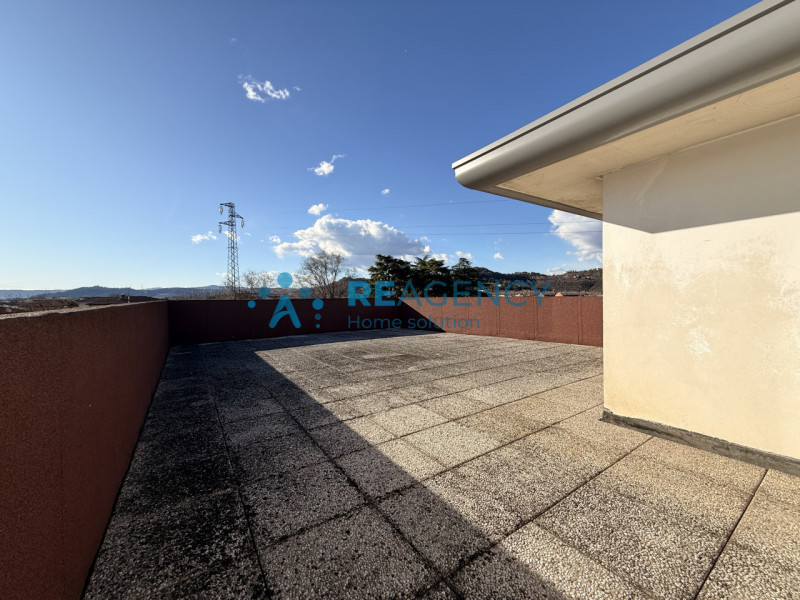 Proponiamo in vendita introvabile monolocale attico, caratterizzato da molta luminosità ed una gr...