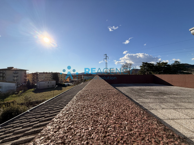 Proponiamo in vendita introvabile monolocale attico, caratterizzato da molta luminosità ed una gr...