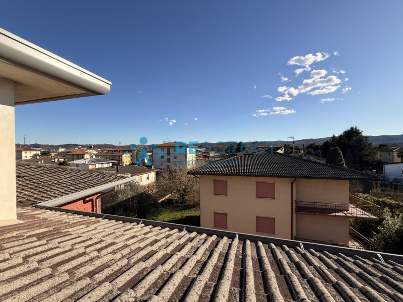 Proponiamo in vendita introvabile monolocale attico, caratterizzato da molta luminosità ed una gr...