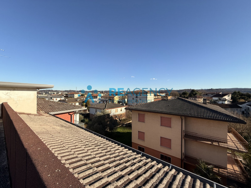 Proponiamo in vendita introvabile monolocale attico, caratterizzato da molta luminosità ed una gr...