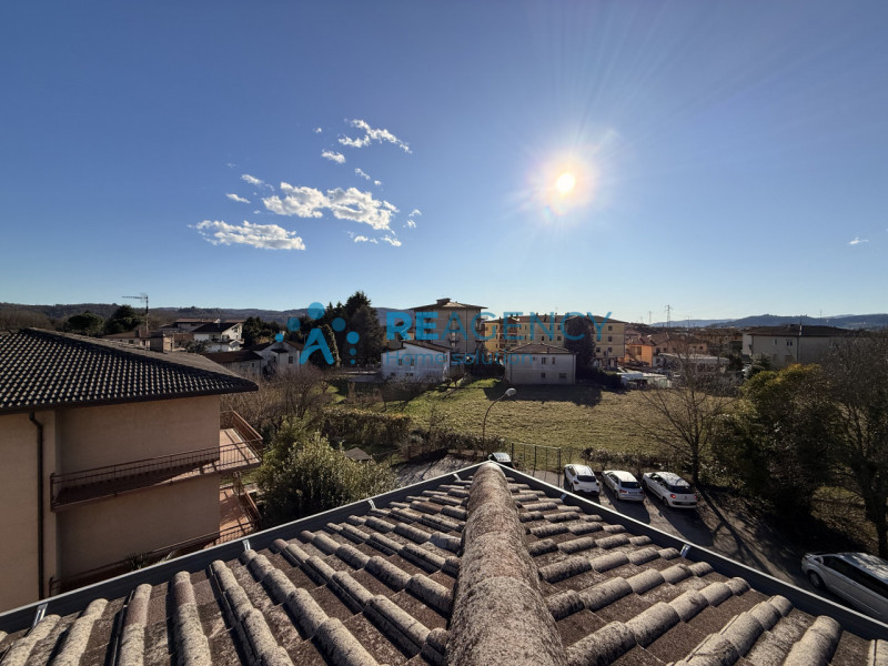 Proponiamo in vendita introvabile monolocale attico, caratterizzato da molta luminosità ed una gr...