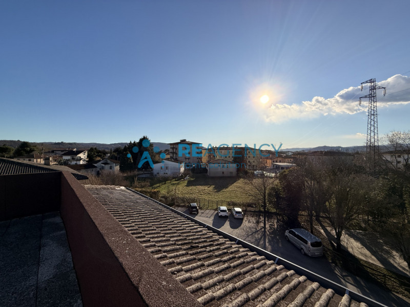 Proponiamo in vendita introvabile monolocale attico, caratterizzato da molta luminosità ed una gr...