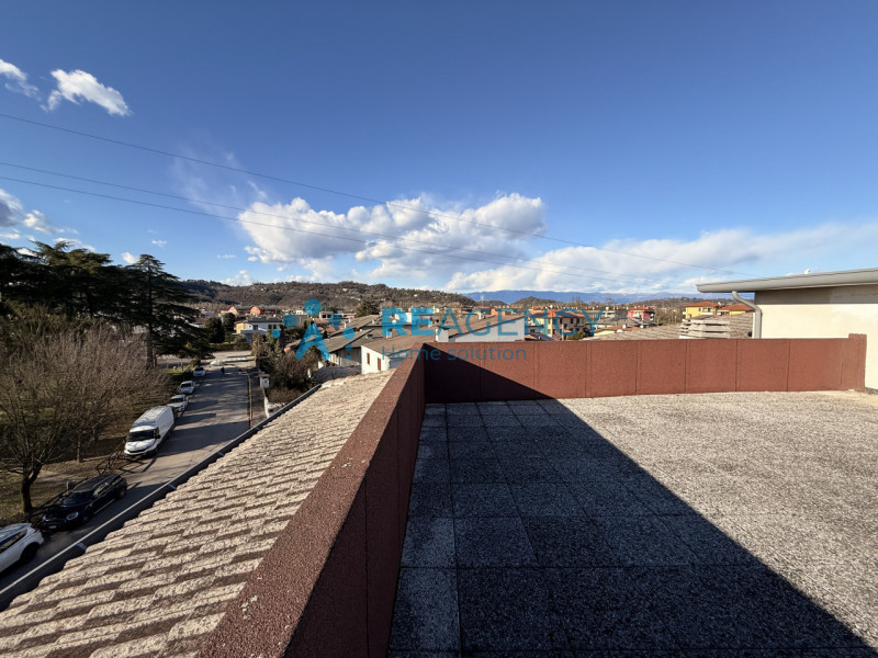 Proponiamo in vendita introvabile monolocale attico, caratterizzato da molta luminosità ed una gr...