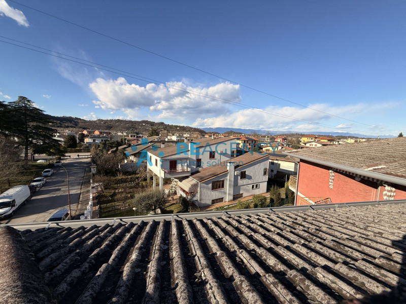 Proponiamo in vendita introvabile monolocale attico, caratterizzato da molta luminosità ed una gr...