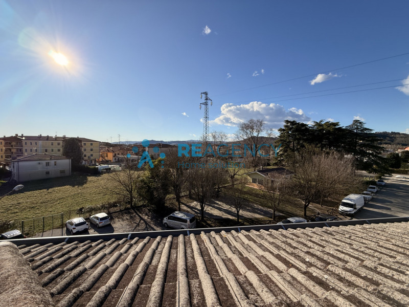 Proponiamo in vendita introvabile monolocale attico, caratterizzato da molta luminosità ed una gr...