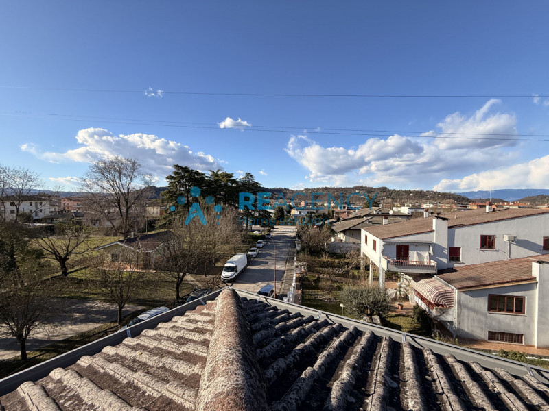 Proponiamo in vendita introvabile monolocale attico, caratterizzato da molta luminosità ed una gr...