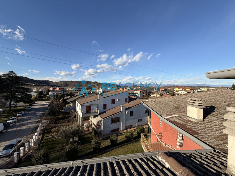 Proponiamo in vendita introvabile monolocale attico, caratterizzato da molta luminosità ed una gr...