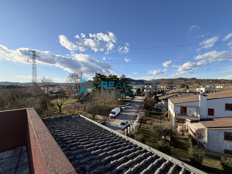 Proponiamo in vendita introvabile monolocale attico, caratterizzato da molta luminosità ed una gr...