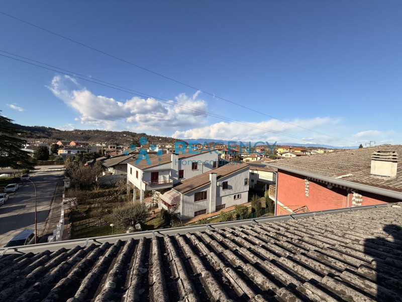 Proponiamo in vendita introvabile monolocale attico, caratterizzato da molta luminosità ed una gr...