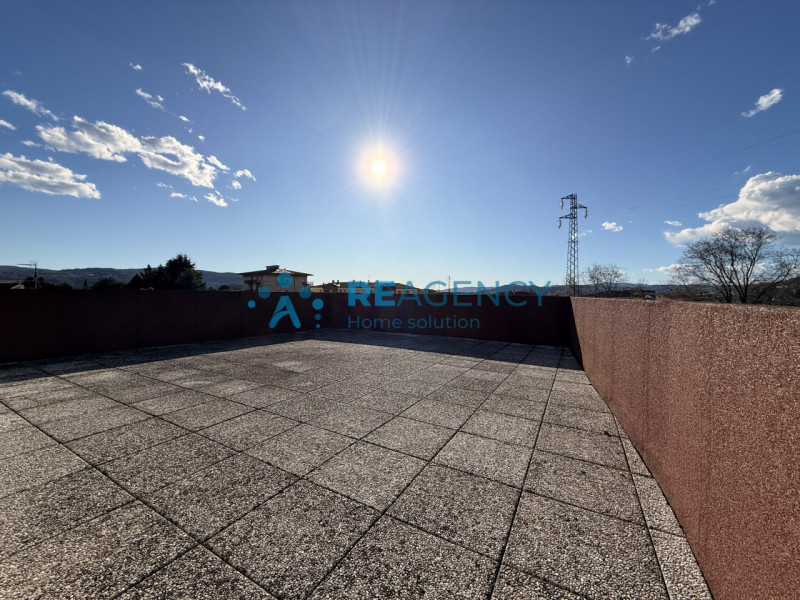 Proponiamo in vendita introvabile monolocale attico, caratterizzato da molta luminosità ed una gr...