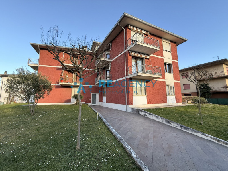 Proponiamo in vendita introvabile monolocale attico, caratterizzato da molta luminosità ed una gr...