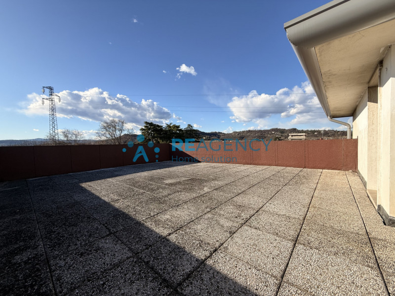 Proponiamo in vendita introvabile monolocale attico, caratterizzato da molta luminosità ed una gr...