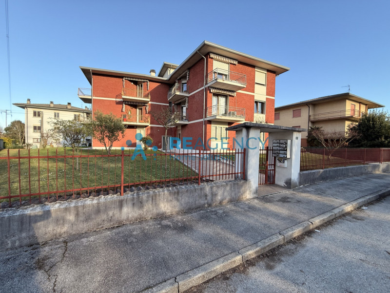 Proponiamo in vendita introvabile monolocale attico, caratterizzato da molta luminosità ed una gr...