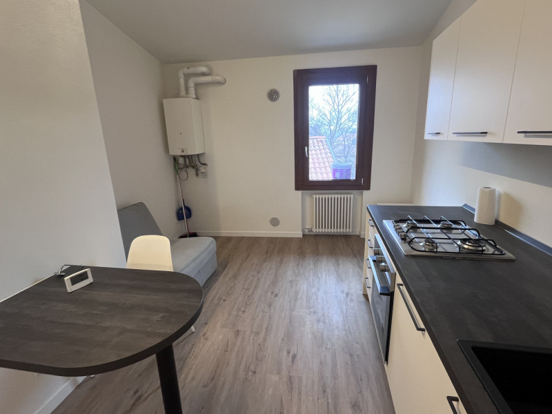 CENTRO STORICO. A DUE PASSI DALLE PIAZZE. LUMINOSO MINI-APPARTAMENTO RISTRUTTURATO ED ARREDATO A ...