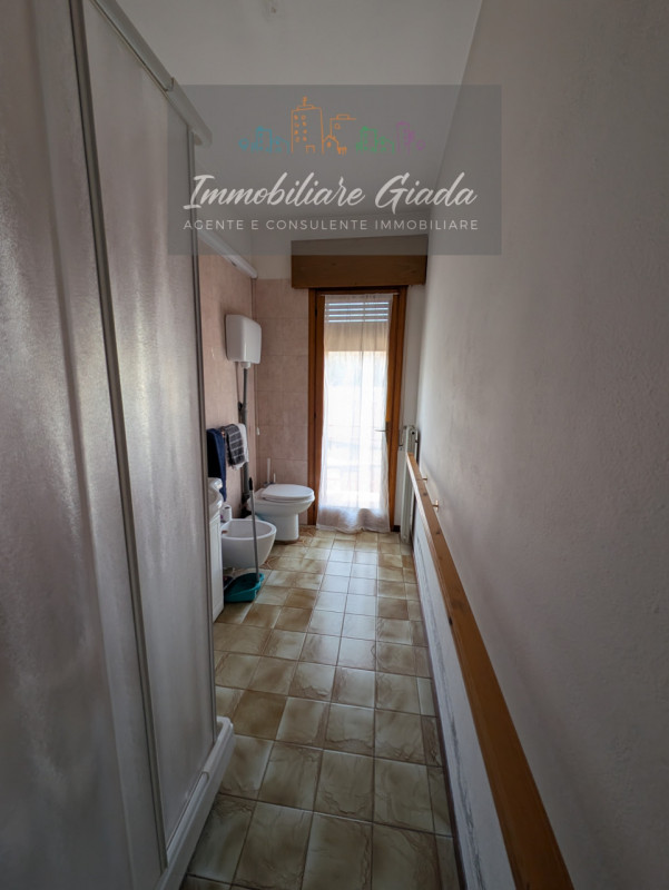 Buongiorno, vendiamo nel bel quartiere di ceneda porzione di casa in bifamiliare disposta su tre ...