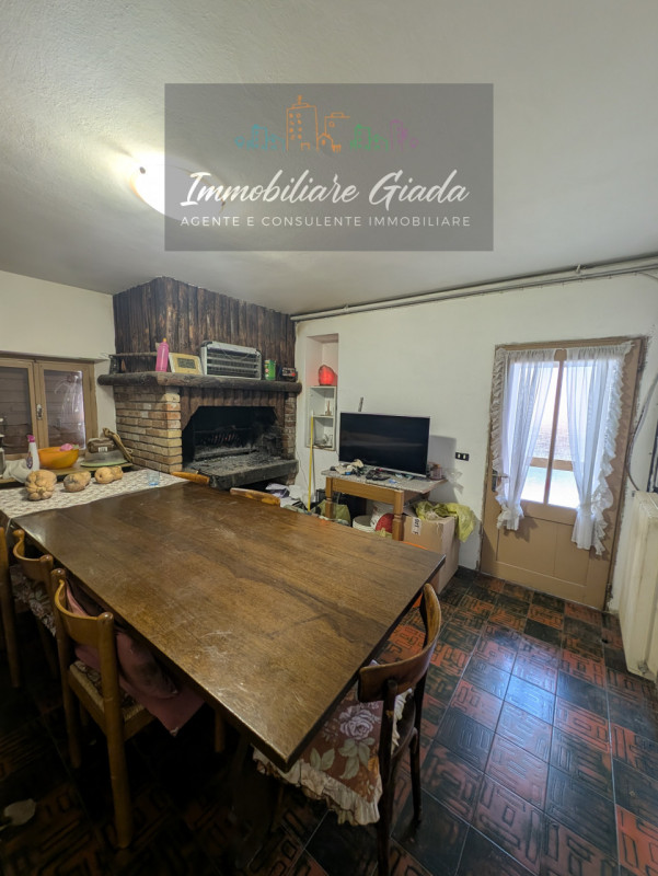 Buongiorno, vendiamo nel bel quartiere di ceneda porzione di casa in bifamiliare disposta su tre ...