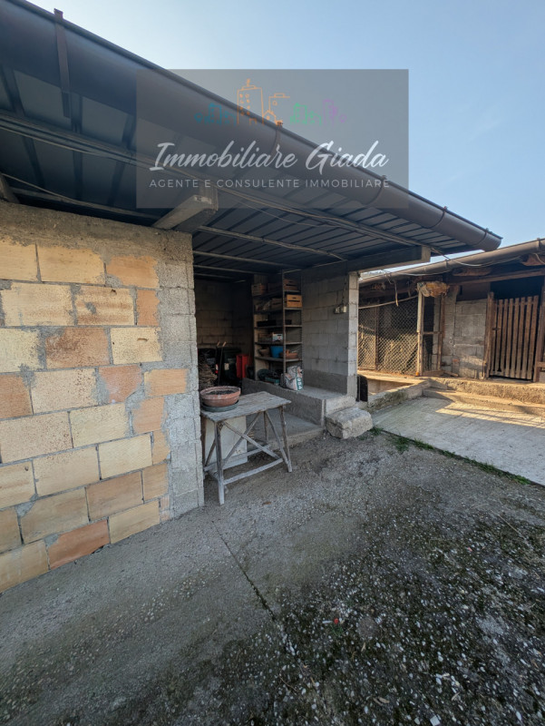 Buongiorno, vendiamo nel bel quartiere di ceneda porzione di casa in bifamiliare disposta su tre ...