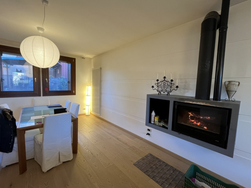 Nel centro di Sossano, proponiamo in vendita una splendida porzione di testa di casa a schiera, p...