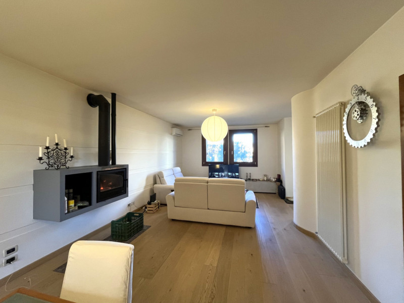 Nel centro di Sossano, proponiamo in vendita una splendida porzione di testa di casa a schiera, p...