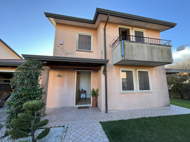 Nel centro di Sossano, proponiamo in vendita una splendida porzione di testa di casa a schiera, p...