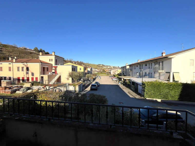Nel centro di Sossano, proponiamo in vendita una splendida porzione di testa di casa a schiera, p...