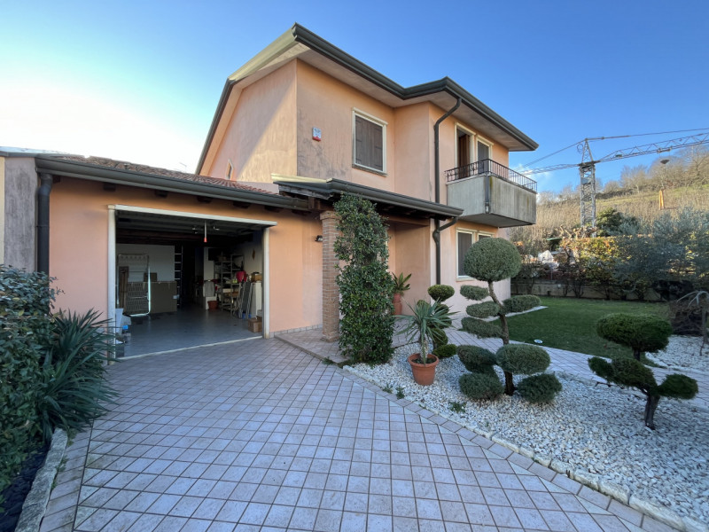 Nel centro di Sossano, proponiamo in vendita una splendida porzione di testa di casa a schiera, p...