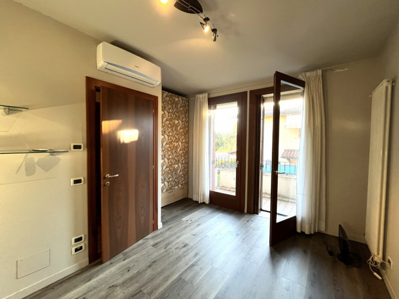 Nel centro di Sossano, proponiamo in vendita una splendida porzione di testa di casa a schiera, p...