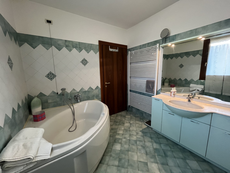 Nel centro di Sossano, proponiamo in vendita una splendida porzione di testa di casa a schiera, p...