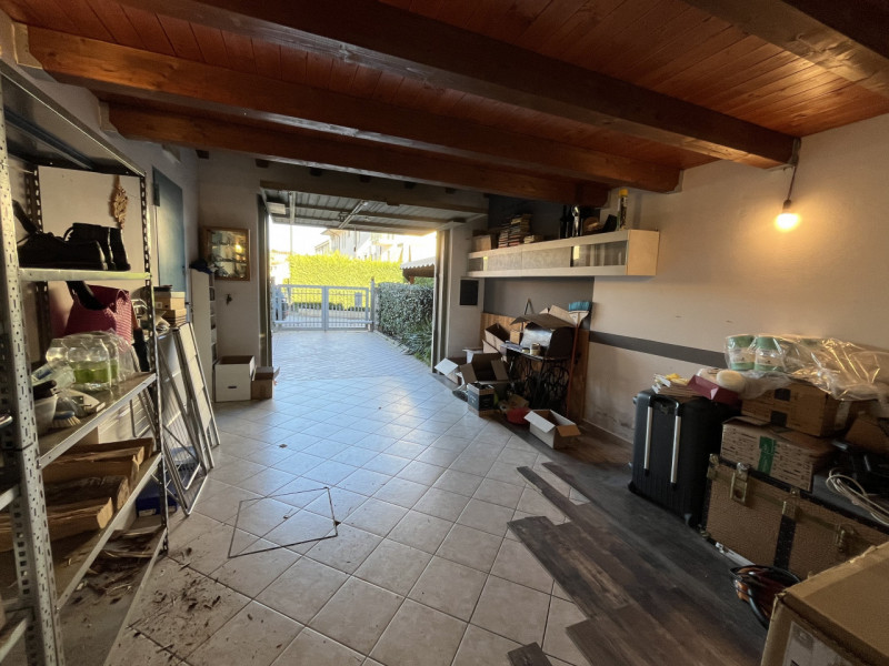 Nel centro di Sossano, proponiamo in vendita una splendida porzione di testa di casa a schiera, p...