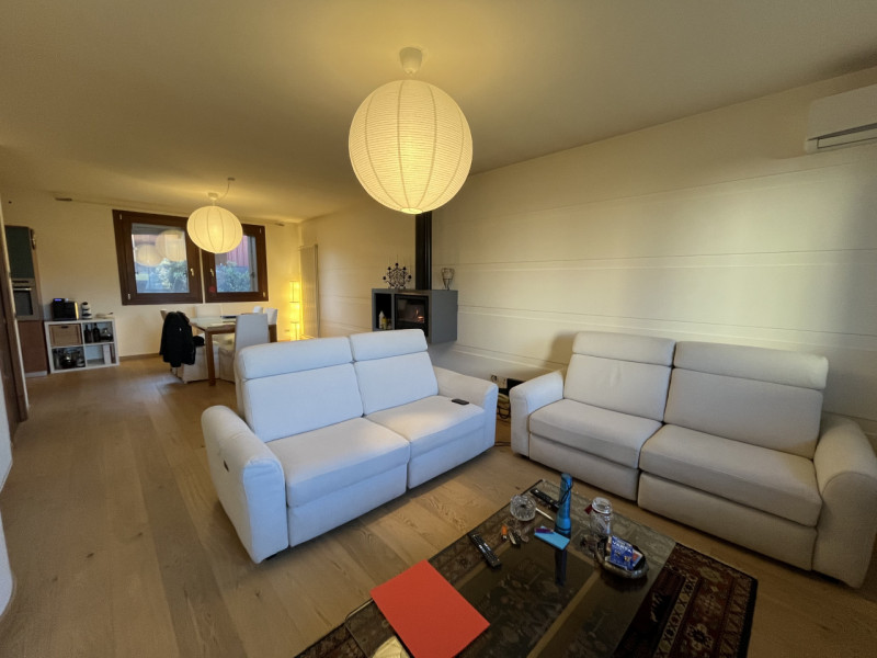 Nel centro di Sossano, proponiamo in vendita una splendida porzione di testa di casa a schiera, p...