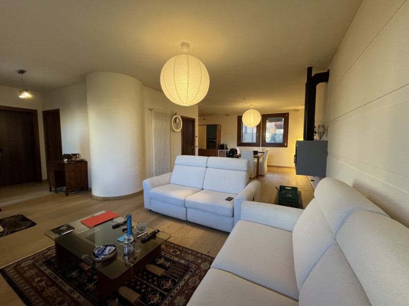 Nel centro di Sossano, proponiamo in vendita una splendida porzione di testa di casa a schiera, p...