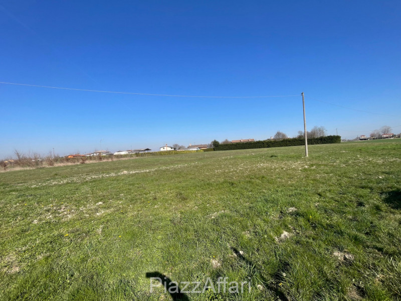 Codevigo - frazione Rosara vendesi terreno agricolo di circa 14 campi padovani con accesso da str...