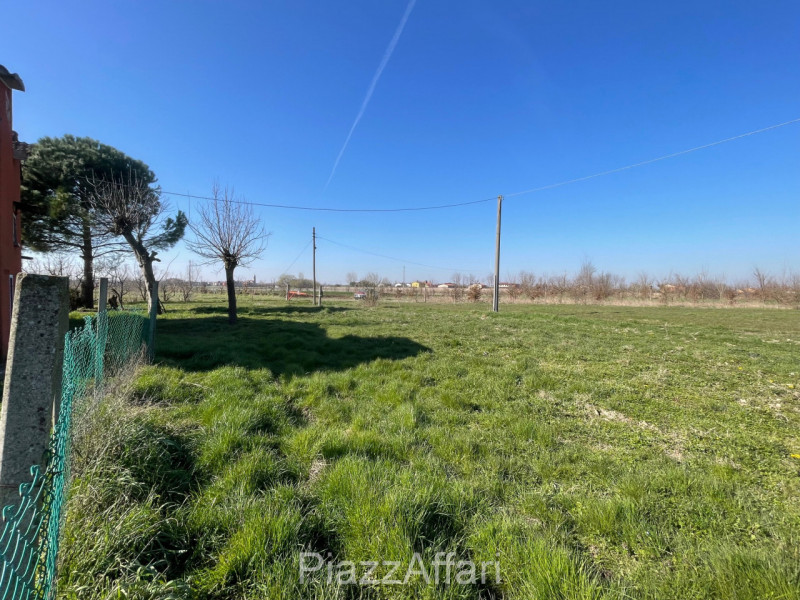 Codevigo - frazione Rosara vendesi terreno agricolo di circa 14 campi padovani con accesso da str...