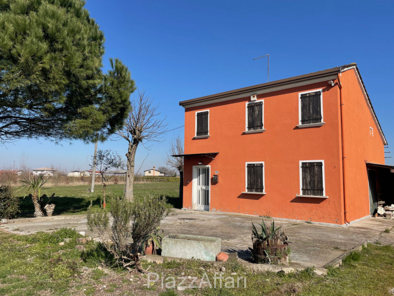 Codevigo - frazione Rosara vendesi terreno agricolo di circa 14 campi padovani con accesso da str...