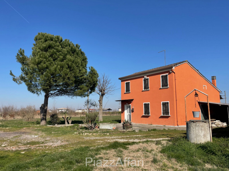 Codevigo - frazione Rosara vendesi terreno agricolo di circa 14 campi padovani con accesso da str...