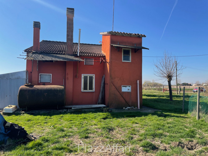 Codevigo - frazione Rosara vendesi terreno agricolo di circa 14 campi padovani con accesso da str...