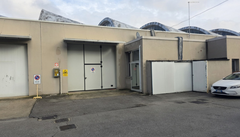 Porzione di capannone artigianale di 305 mq con piccolo ufficio e bagno.
Situato in contesto prod...
