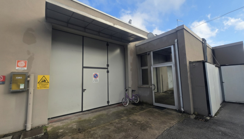 Porzione di capannone artigianale di 305 mq con piccolo ufficio e bagno.
Situato in contesto prod...