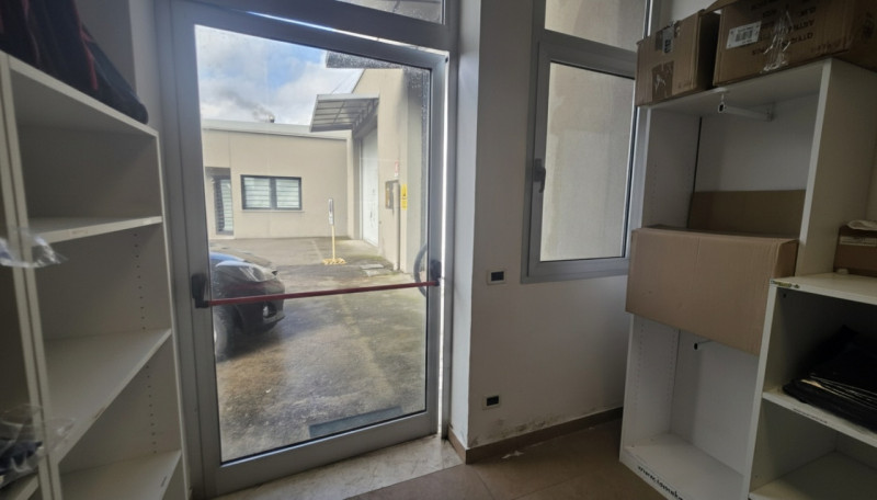 Porzione di capannone artigianale di 305 mq con piccolo ufficio e bagno.
Situato in contesto prod...