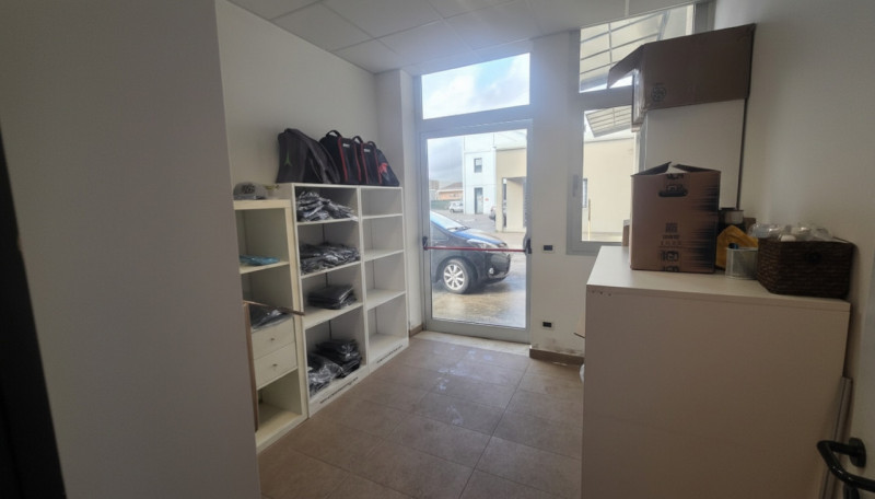 Porzione di capannone artigianale di 305 mq con piccolo ufficio e bagno.
Situato in contesto prod...