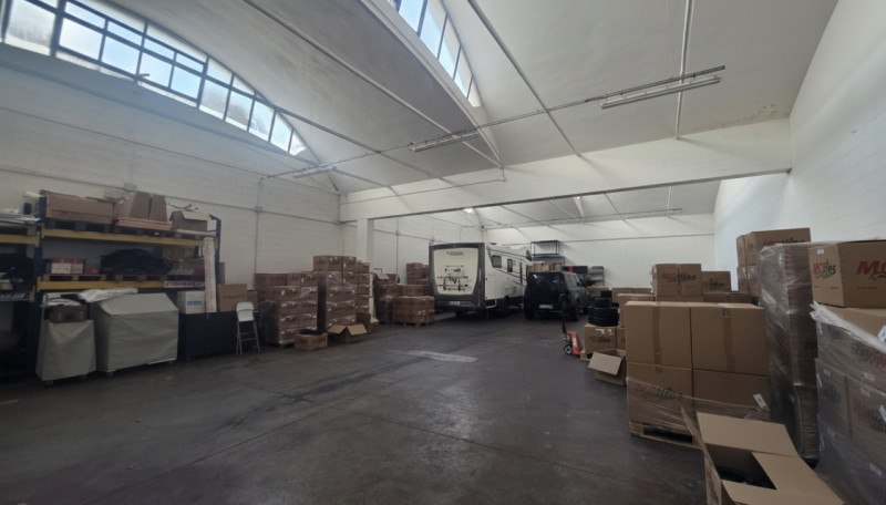 Porzione di capannone artigianale di 305 mq con piccolo ufficio e bagno.
Situato in contesto prod...