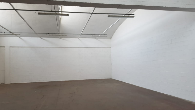 Porzione di capannone artigianale di 305 mq con piccolo ufficio e bagno.
Situato in contesto prod...